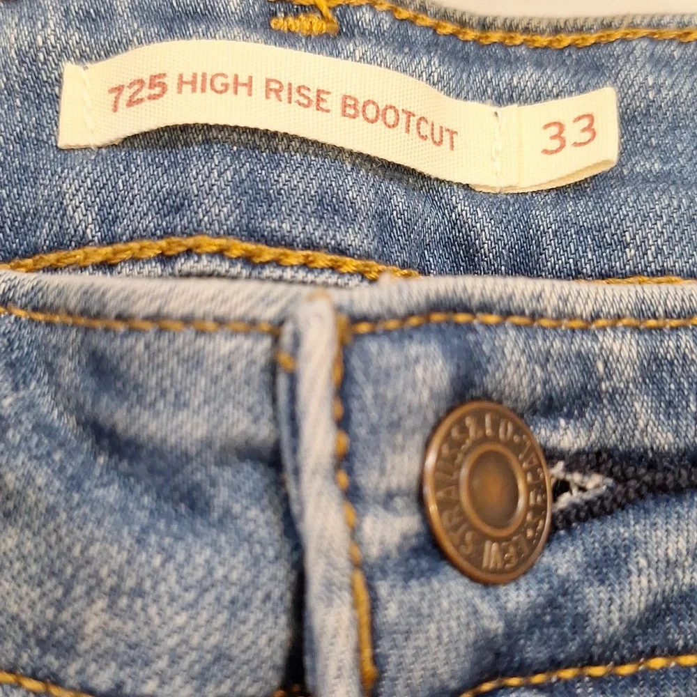 Levis 725 Medium Wash High Rise Bootcut Flare Sz 33 XL Stretch Distressing‎